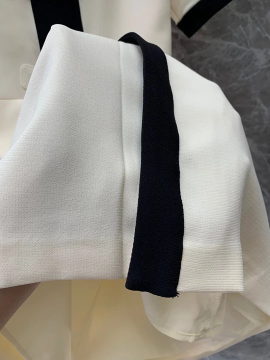 Aw2019 Новое Женское черно-белое платье с круглым вырезом и контрастной строчкой, украшенное пряжкой и цепочкой, платье с коротким рукавом 1125