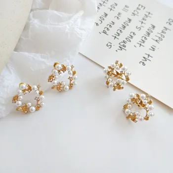 

Korean Temperament Sweet Rhinestones Imitation Pearl Wreath Stud Earrings Fashion Exquisite Ladies Ear Clip Jewelry Accessories