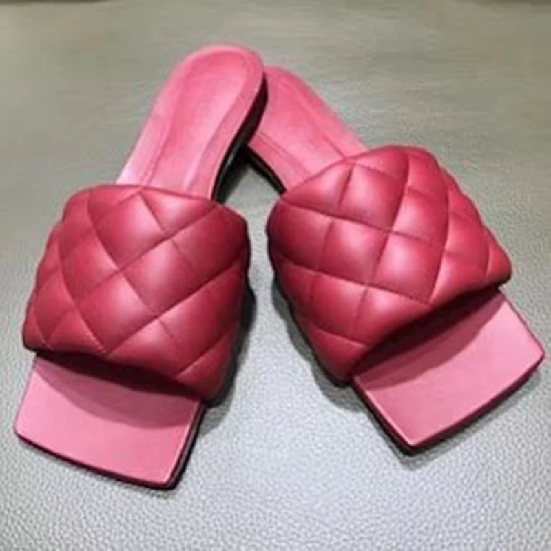 Cena Letnie buty damskie płaski obcas skórzane klapki buty na plażę cukierki kolor kwadratowy z wystającym palcem muły buty damskie kapcie na zewnątrz