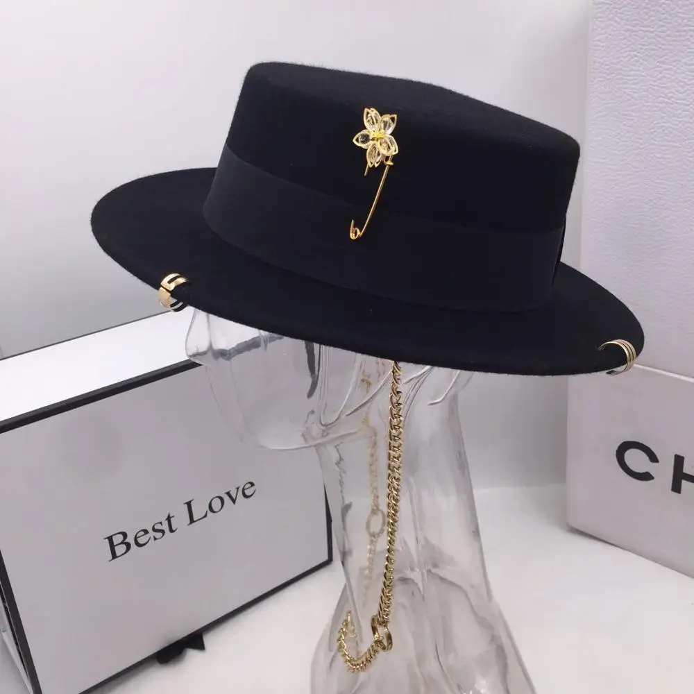 Black cap female British wool hat fashion party flat top hat chain strap and pin fedoras for woman for a street-style shooting 2