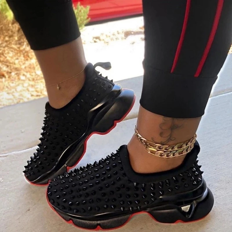Las nuevas mujeres Spike de zapatos casuales de cuero zapatos de remaches Zapatillas de deporte diapositiva en aumento de Mujer Zapatos de gran tamaño 35-43 calzado Zapatillas Mujer