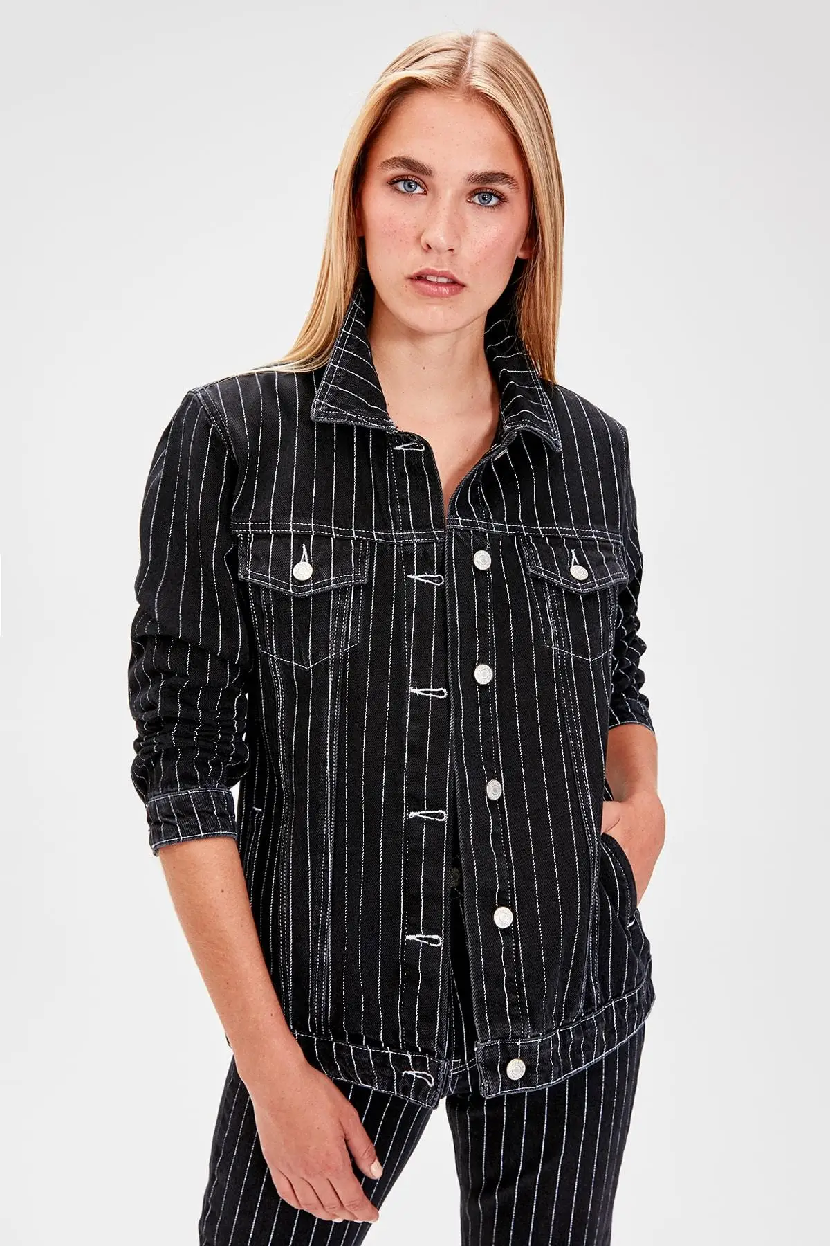 Trendyol черная джинсовая куртка в полоску TWOAW20CE0083
