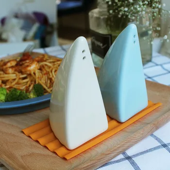 

Creative Shark Kitchen Cruet Ceramic Sealed Cute Shark Spice Jar Two-Piece Set