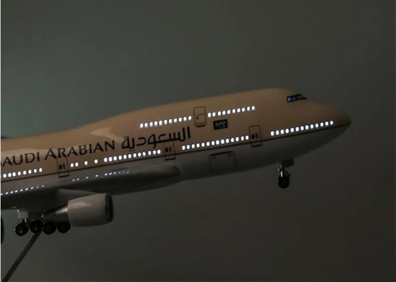 47 см 1/150 масштаб самолет Boeing B747-400 модель самолета Saudi Arabian Airlines с светильник и колесами литой под давлением пластиковый самолет игрушки
