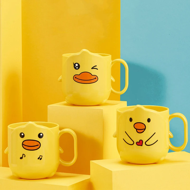 

2020 Little Yellow Duck Plastic Mouth Mug Colored Teeth Brushing Plastic Mugs Milk Cup With Handle Camping Mug Coffee Cup Travel