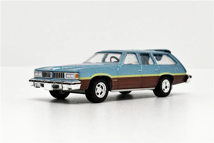 Greenlight 1: 64 Pontiac LeMans Safari Wagon 1977 gladier синий металлик w/Woodgrain без коробки