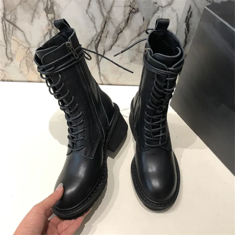 Royal Belle/черные ботильоны из натуральной кожи; Botas Mujer; женские ботильоны на платформе; женские короткие ботиночки на не сужающемся книзу массивном каблуке со шнуровкой; ковбойские ботинки
