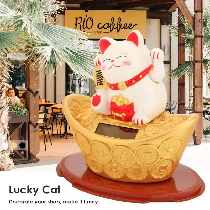 На солнечных батареях Maneki neko богатство пожимает руки счастливый кот манит удачу