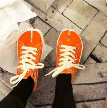 

Womens Canvas Split Toe Lace Up Flats Shoes Sneakers Vintage Horse Shoes Summer Breathable 2Colors B51