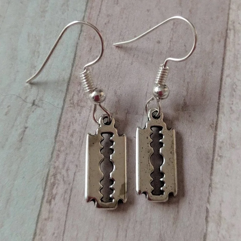 Nuovo Design The Blade Orecchini Per Uomo Donna Punk Acrilico Rock A Razor Blade Orecchini Gioielli Di Moda Regalo Souvenir