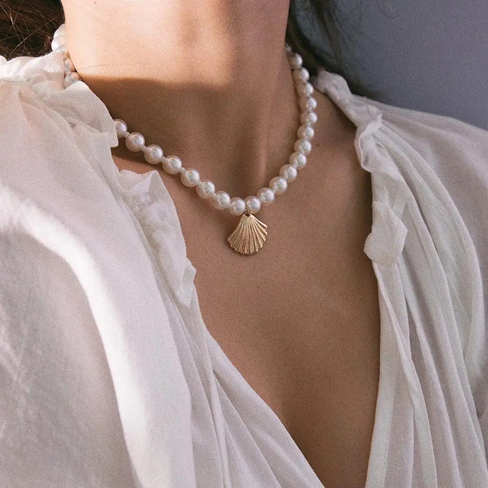 

GIVVLLRY Imitation Pearl Collar Chain Necklace for Women Bohemian Gold Metal Scallop Shell Pendant Necklace Fashion Jewelry