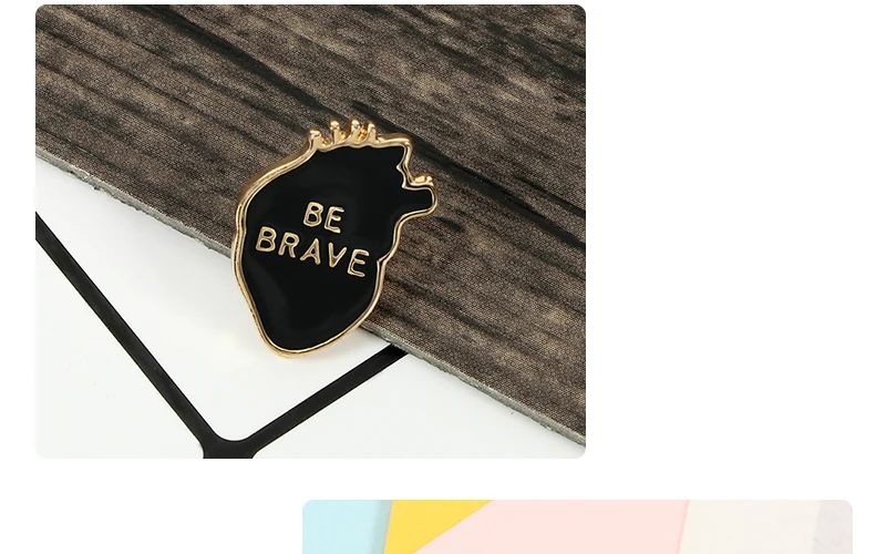 بروش أسود على شكل قلب بكتابة Be brave