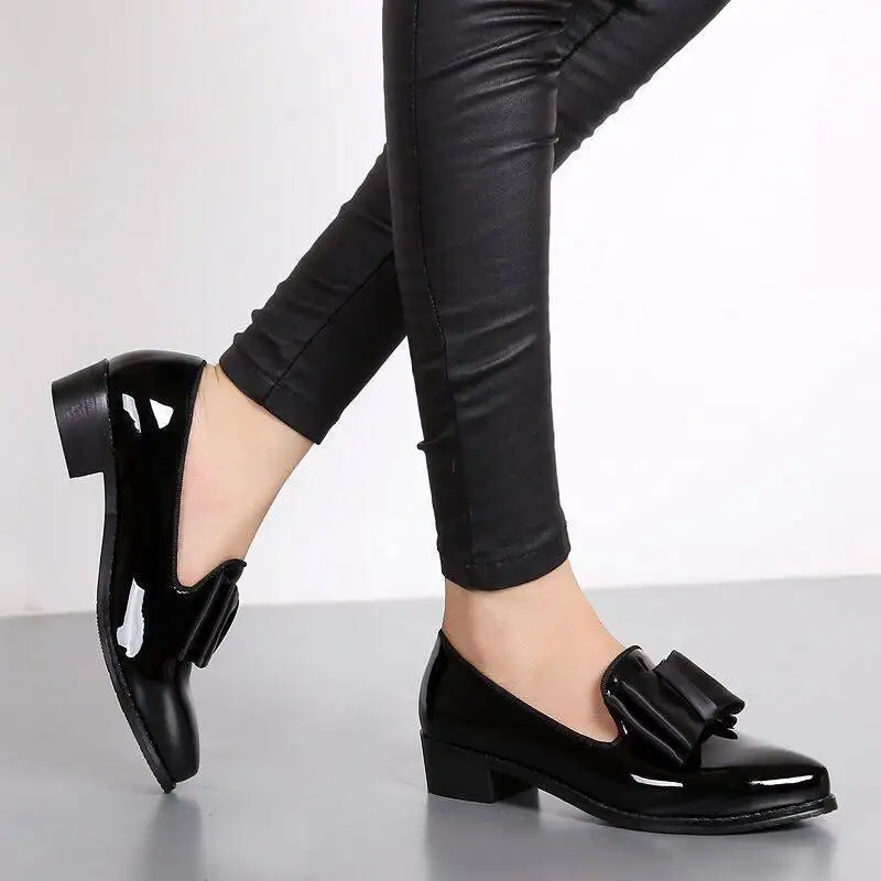 Женские туфли-лодочки; модные тонкие туфли из блестящей лакированной кожи с бантом на массивном низком каблуке; женские туфли-лодочки с острым носком; zapato mujer