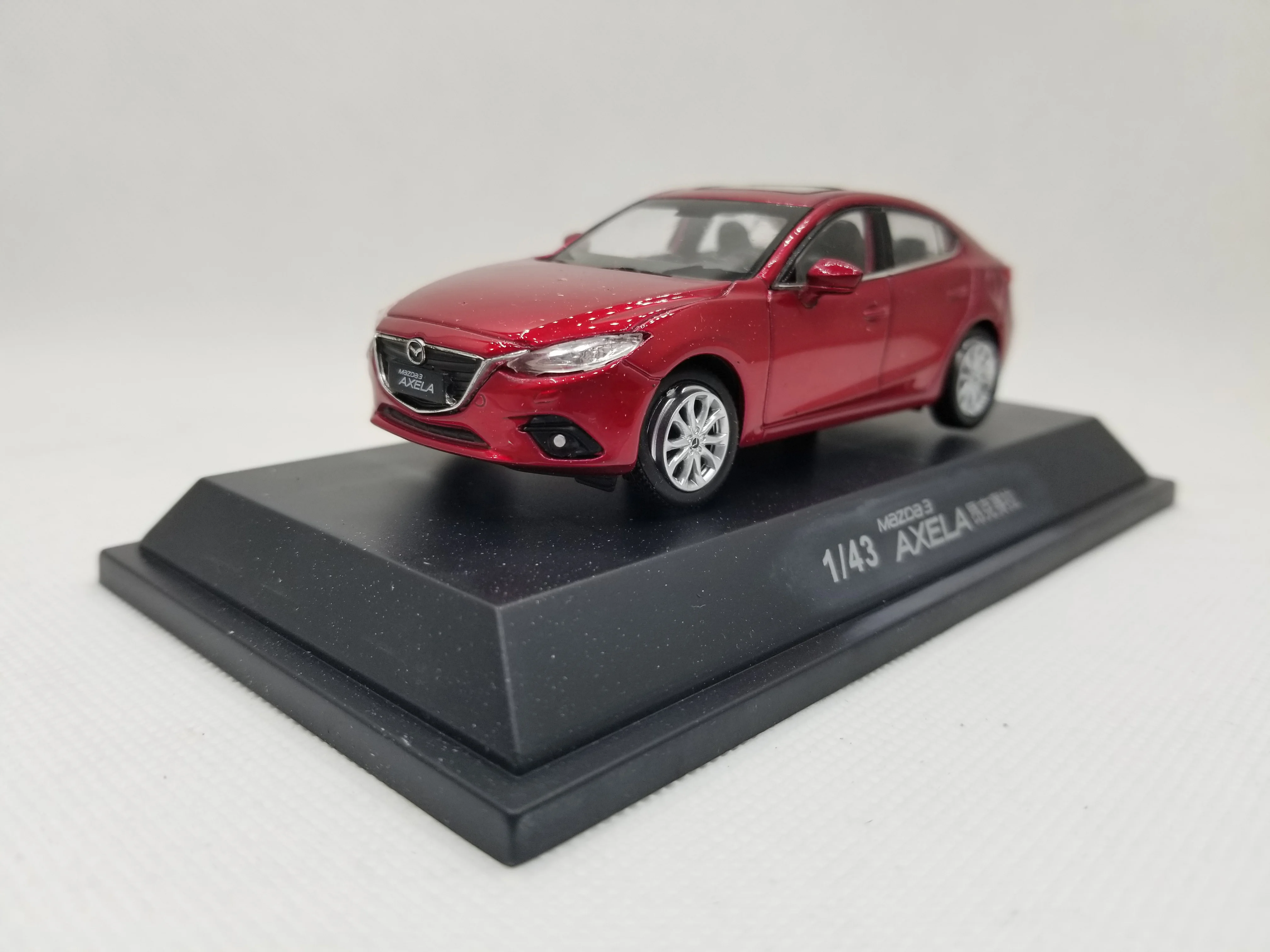 Modelo fundido a presión 143 para Mazda 3 Axela 2014, sedán rojo de