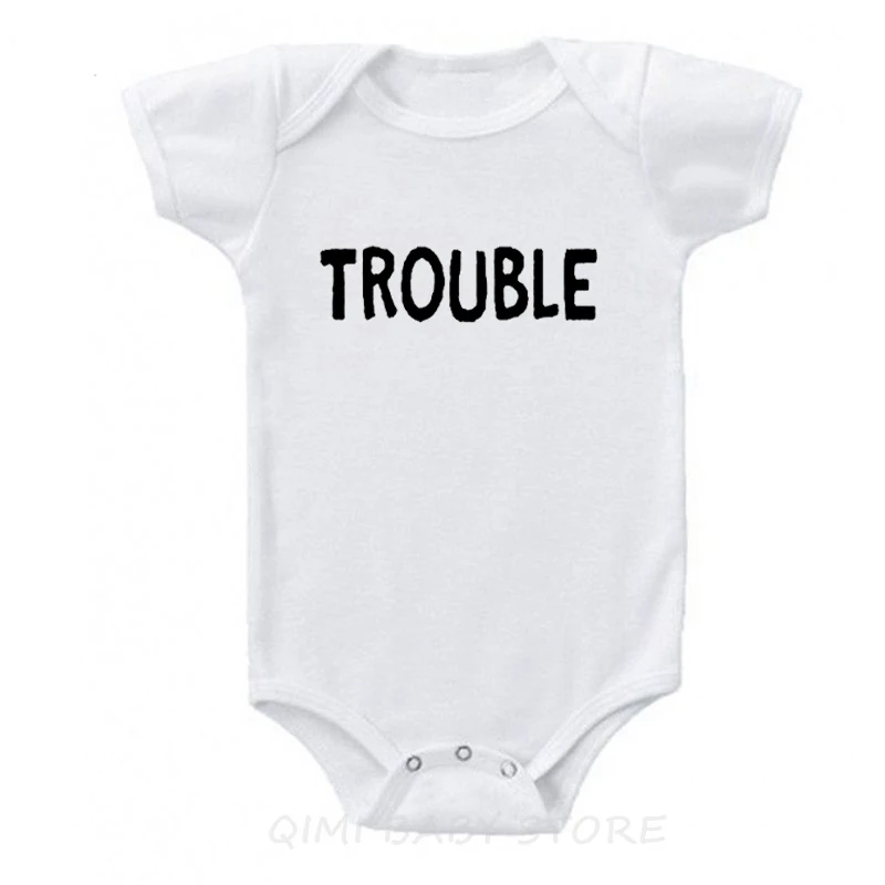 Забавный хлопковый комбинезон для новорожденных с двойными неприятностями; комбинезон с короткими рукавами для маленьких близнецов и друзей; Модная одежда для малышей
