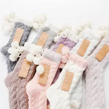 Рождественские милые бархатные носки-тапочки кораллового цвета с бантиком и плюшевыми помпонами; женские утепленные носки до лодыжки; зимние домашние носки для сна