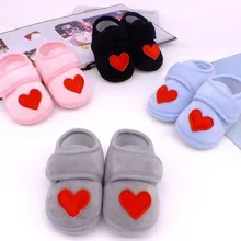 Детская обувь с красными сердечками Одежда для новорожденных розовое шерстяное пальто для девочек, детская обувь кроватка для грудничков; с нескользящей подошвой для пар черного цвета для маленьких мальчиков Сладкий