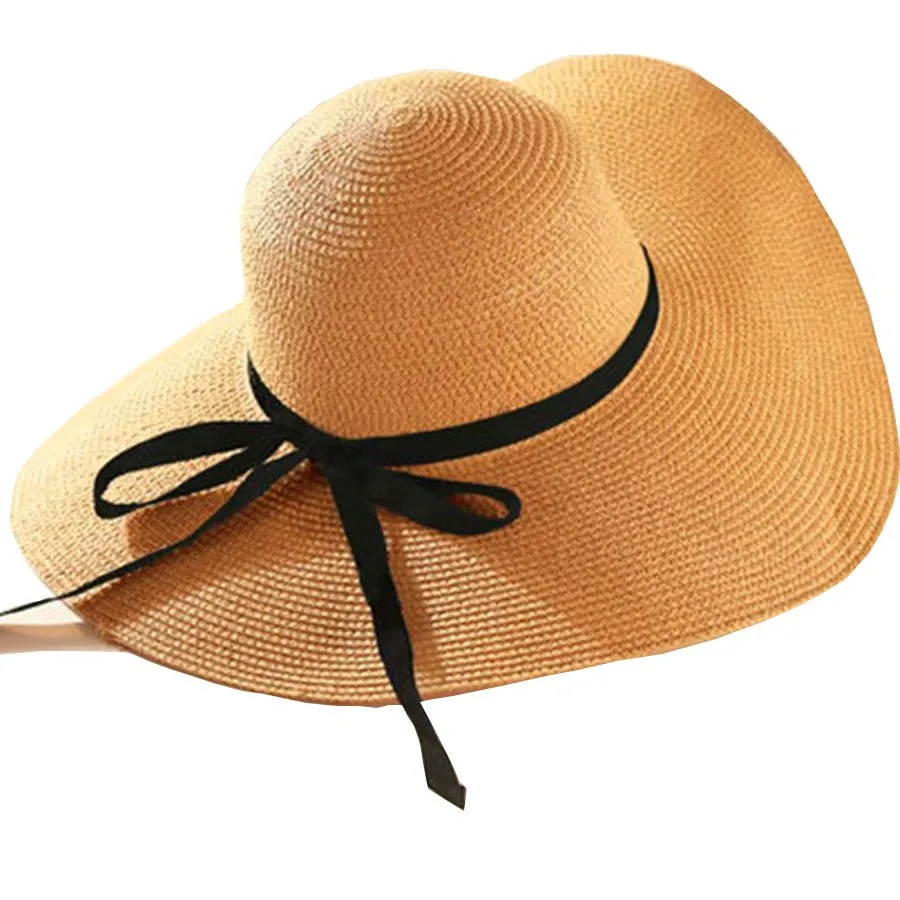 Пляжная шляпа. Соломенная шляпка. Летняя шляпа. Соломенная шляпа на песке. Большая соломенная шляпа