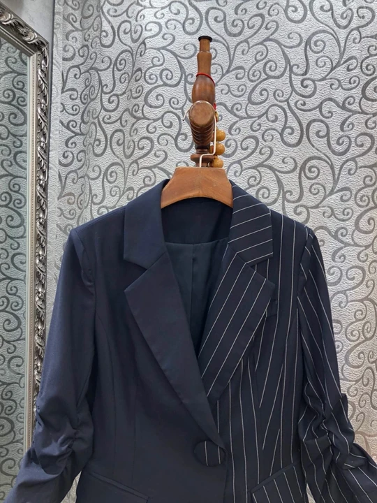 Early autumn new women's suit collar symmetrical pocket long-sleeved striped suit short jacket 817