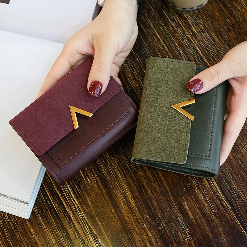 

Women's stitching metal V-shaped decorative frosted retro short small wallet 2020 new students simple buckle wallet women purse