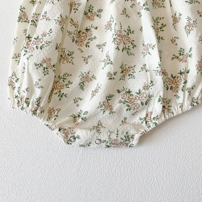 Macacão de bebê floral com renda e com chapéu estilo vintage