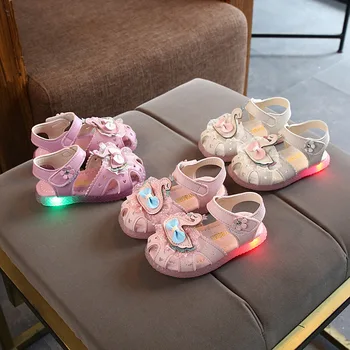 

2020 Summer Cartoon Swan LED Girl Sandals Soft Luminous Shoes Light Up Baby Sandals Lace Bowknot Breathable Beach Shoes D01226