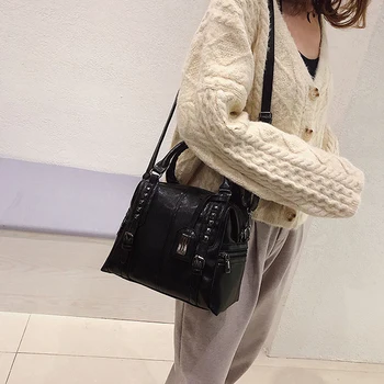 

Fashion Females PU Leather Retro Bag Shoulder Rivet Large Capacity Bag Portable Wild Shoulder Bag Luxury Handbags