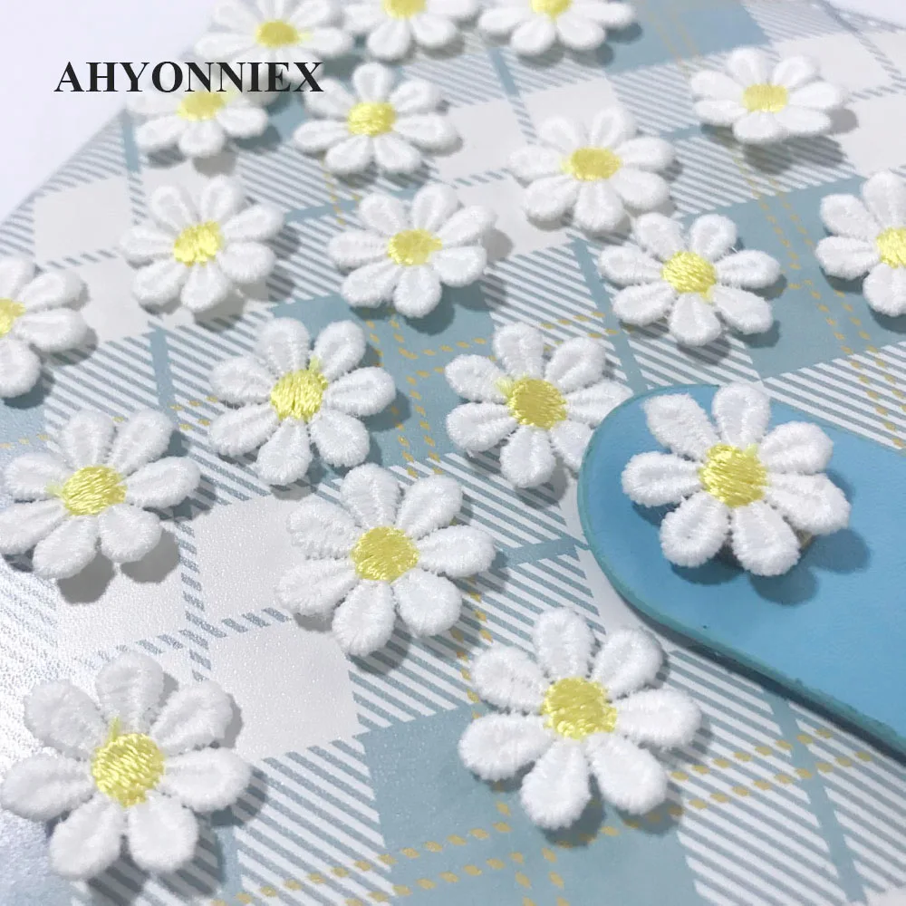 20 teile/los Kleine Gänseblümchen blume Patch Stickerei Aufkleber Nähen auf Patches für kleidung applique stickerei DIY Kleidung Zubehör