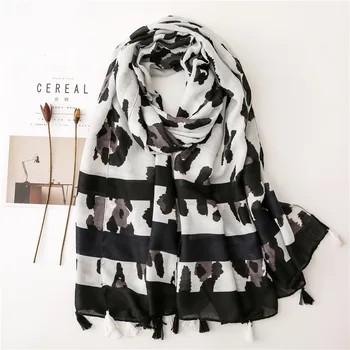 

2020 Classic Scarf Women's 2020 New Style Cotton Linen Winter Scarf Versatile Leopord Pattern Shawl luxury brand