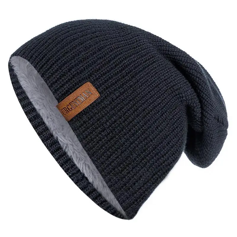 bonnet lâche tricoté en maille côtelé noir rembourré en fourrure grise avec une étiquette marron sur le devant