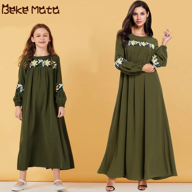 Одежда для мамы и дочки; платья для мамы и дочки; свободное мусульманское длинное платье с цветочной вышивкой для мамы и дочки; Семейный комплект одежды