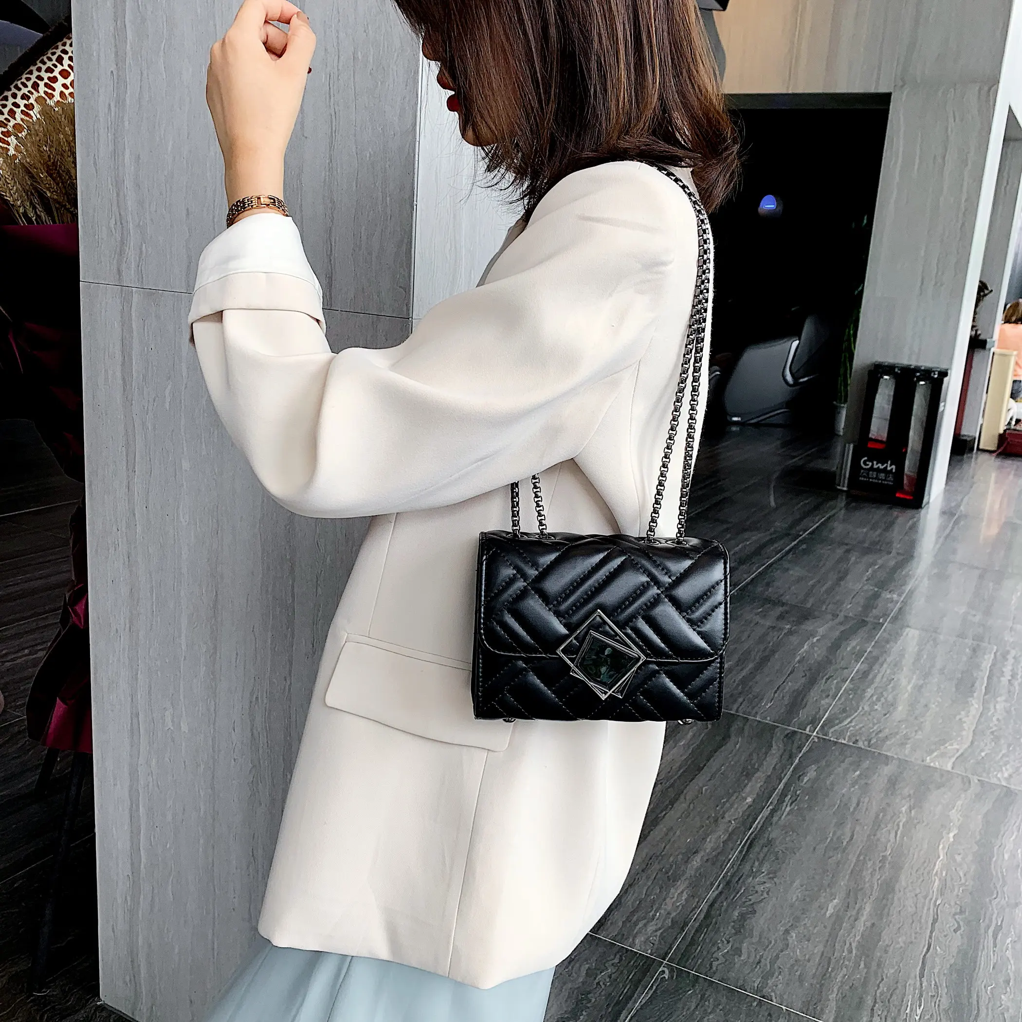 Goede Effen Kleur PU Lederen Crossbody Tassen Voor Vrouwen 2019 Kleine Keten Schouder Tas Dame Designer Luxe Lock Handtassen