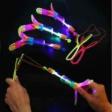 Открытый блестящая ракета вспышка светодиодный свет Рогатка эластичный вертолет вращающийся Открытый Летающий игрушка стрелка вечерние подарки для детей