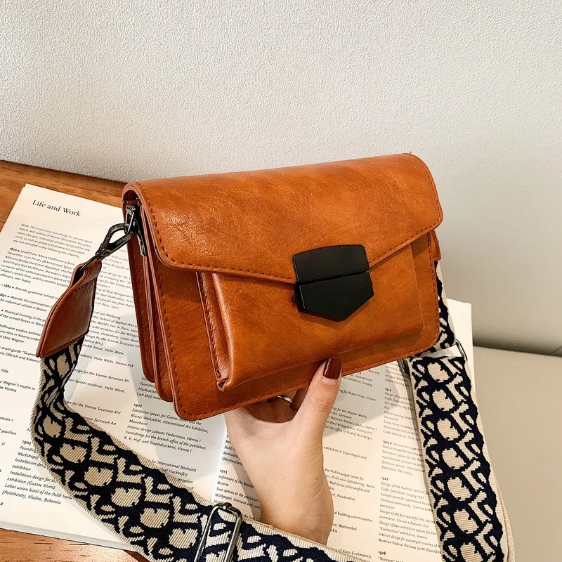 

On The Autumn of 2019 The New Oil Wax PU Small Square Bag Star Net Red Shoulder Messenger Bag Outside