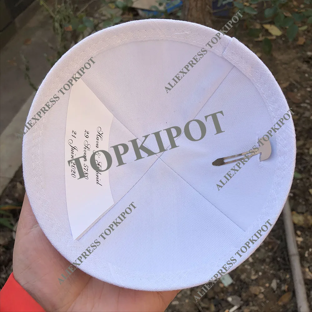 Белый льняной кипот с вышитым логотипом розового золота