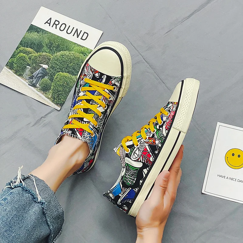 

Stylish Low Cut Men Doodle Canvas shoes Street Sneakers Breathable Skateboarding Shoe Flat Vulcanize Walking shoes Drop Shipping
