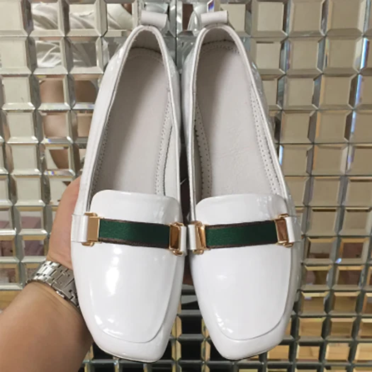 White shoes Туфли без задника из натуральной лакированной кожи; итальянская дизайнерская обувь; роскошная женская обувь; коллекция года; красные шлепанцы без задника на плоской подошве с квадратным носком; шлепанцы без шнуровки; лоферы; цвет белый - Цвет: White shoes