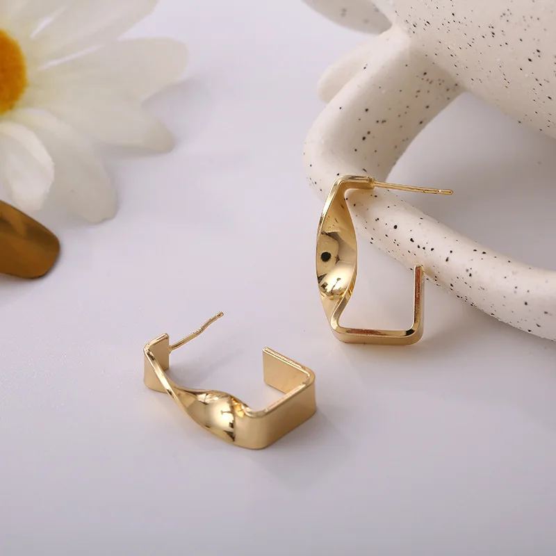 

High Quality Glossy Gold Color Twisted Metal Square Hoop Earrings for Women Minimalist C Shaped Statement Earrings Jewelry