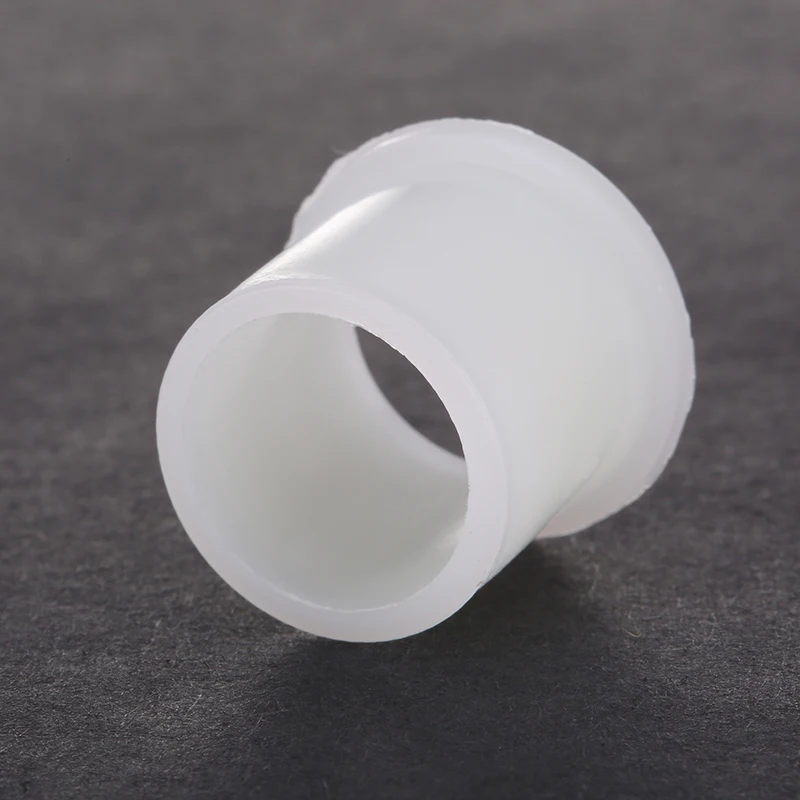 Пластиковая заклепка белого цвета диаметром 20 мм
