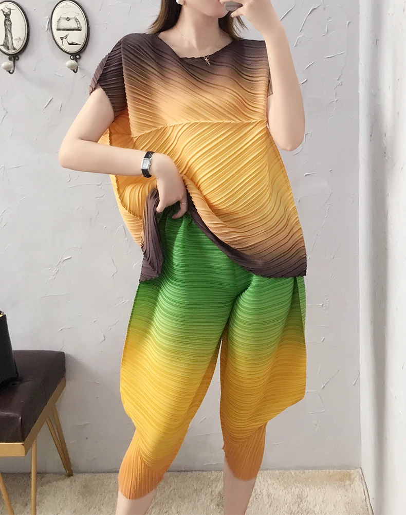 

HOT SELLING Miyake fashion short sleeve top pleated little feet pants Gradient set IN STOCK