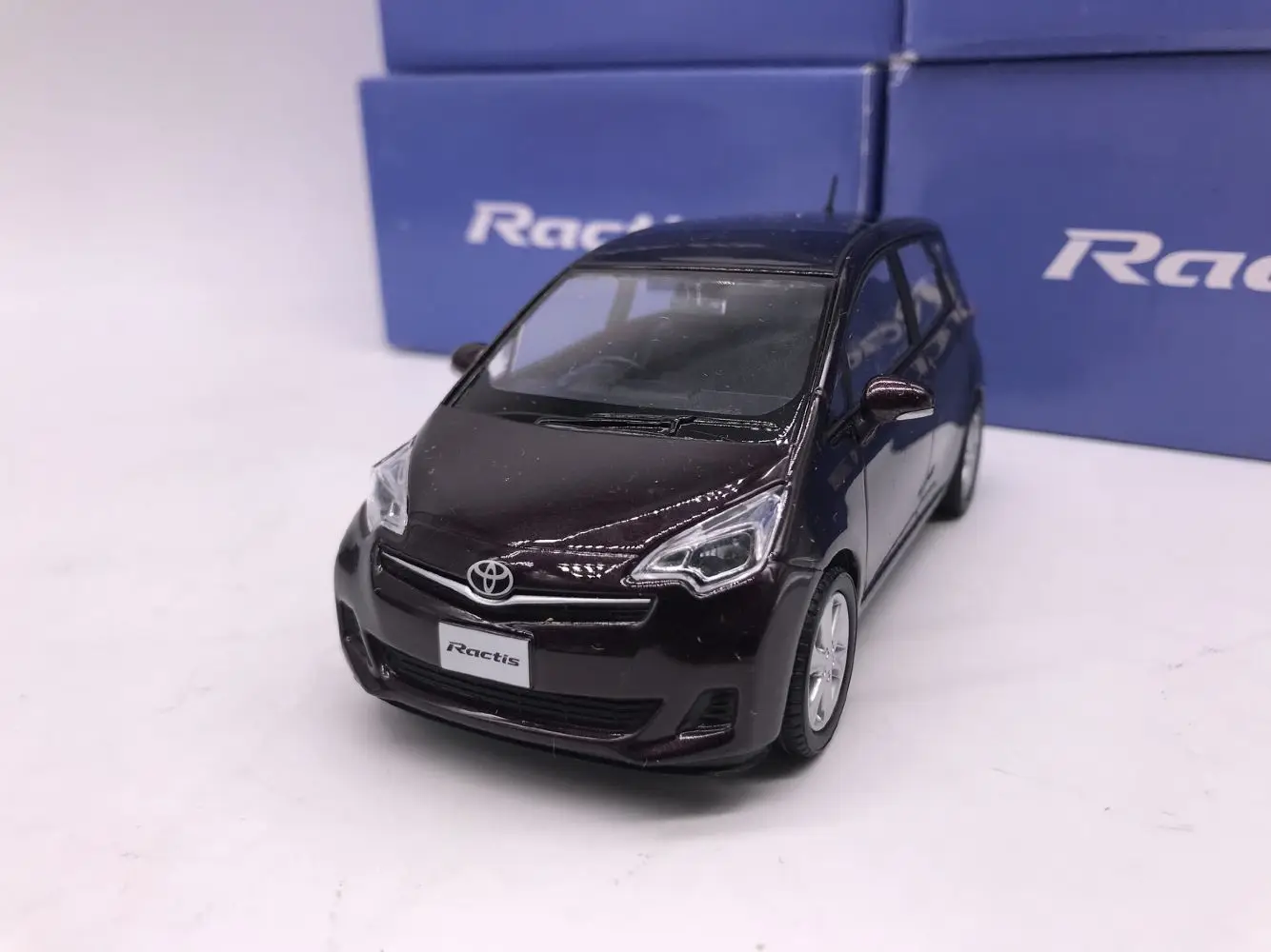 Завод 1:30 Toyota Ractis Игрушечная машина из сплава игрушки для детей литой модельный автомобиль подарок на день рождения