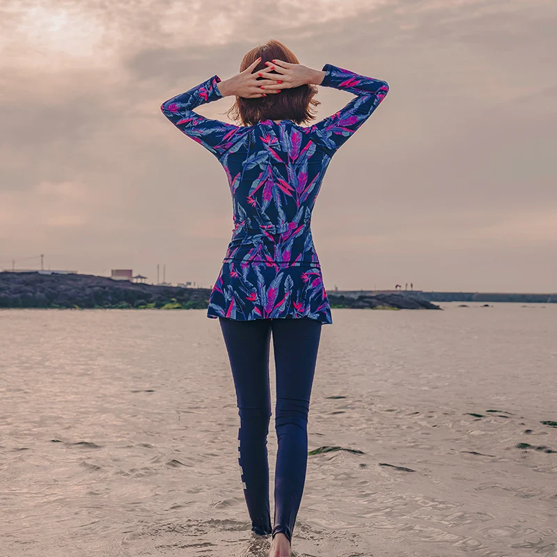 Женский длинный купальный костюм с принтом перьев темно синего цвета 4 шт.
