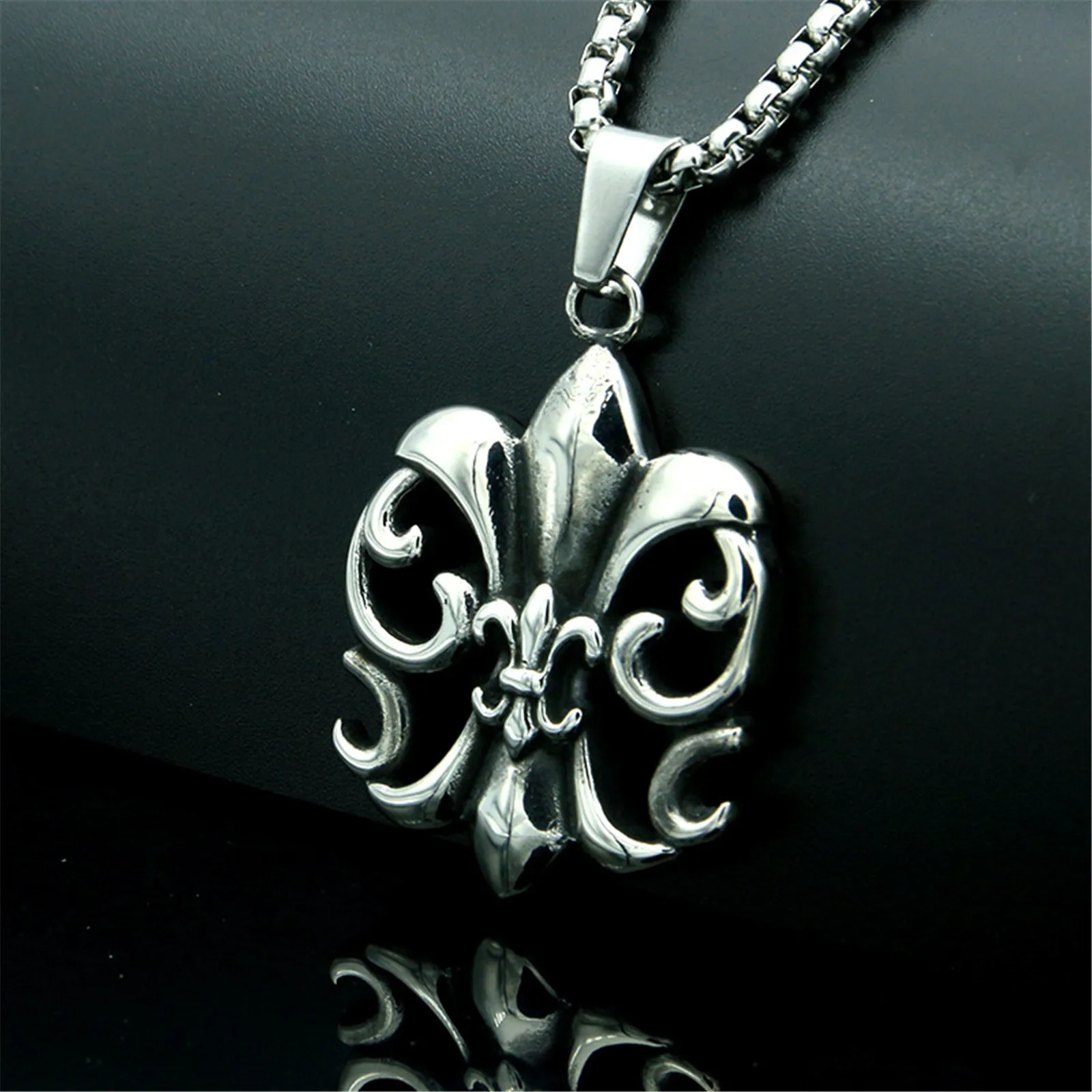 Boy Scout Symbol Mens Collier Fluer de Lys Lily Flower Pendant Necklace Stainless Steel Golden Color Retro Vintage Royal Style