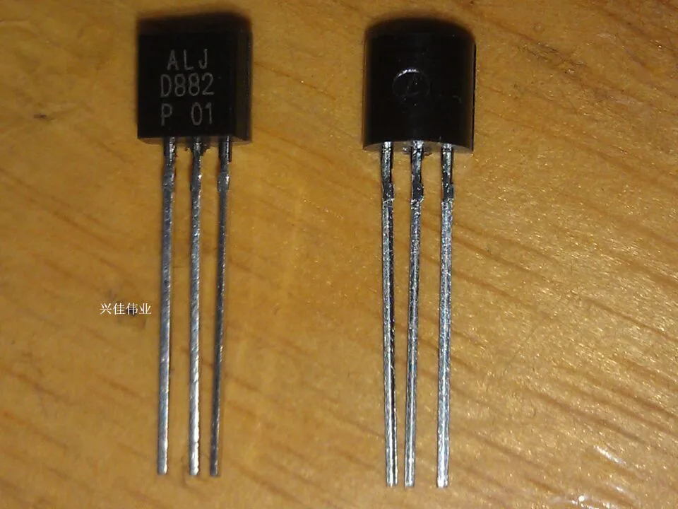 100 pcs/2SD882S D882 TO-92