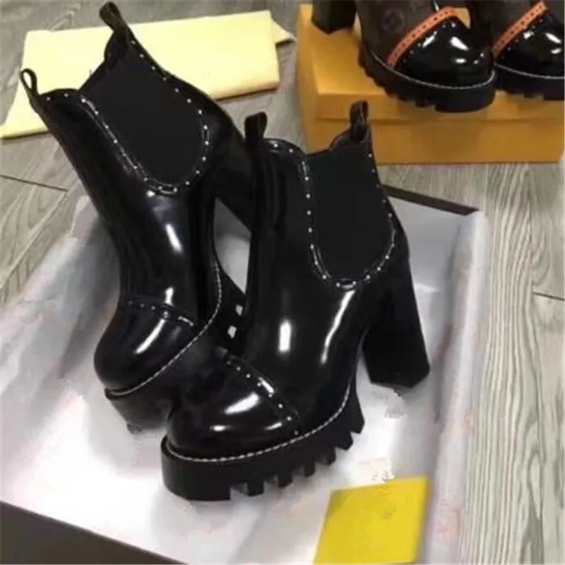 Короткие ботинки из натуральной кожи на платформе Дизайнерские ботильоны женские ботинки на квадратном каблуке с заклепками Классическая Новая женская обувь