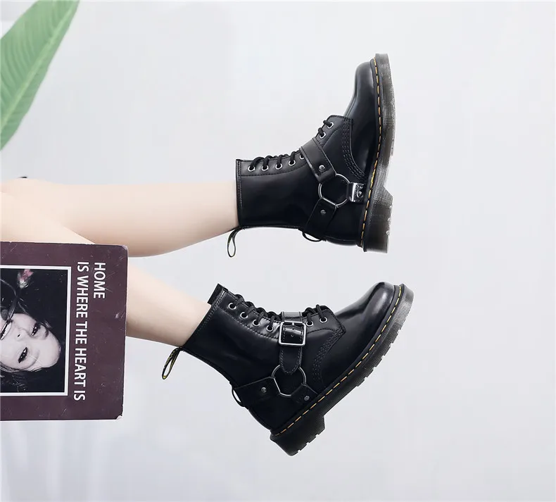 Ботинки в байкерском стиле; яркая женская обувь черного цвета с пряжкой; модные ботинки с круглым носком; женская обувь из натуральной кожи; Размеры 35-41