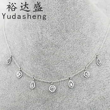 

The drop-shaped and square zircon strings are adorned around the neck and are a long-lasting classic accessory in the wardrobe.