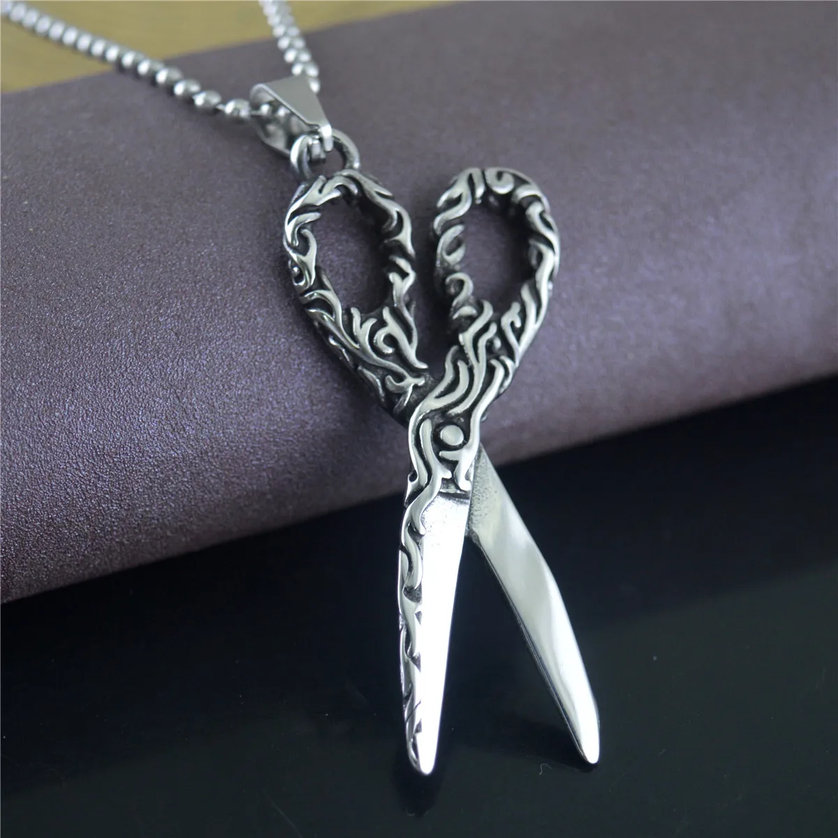 

Hot Sales Creative Cool Retro Decorative Pattern Hair Stylist Scissors Fashion Men And Women Titanium Steel Pendant Hanging Orna