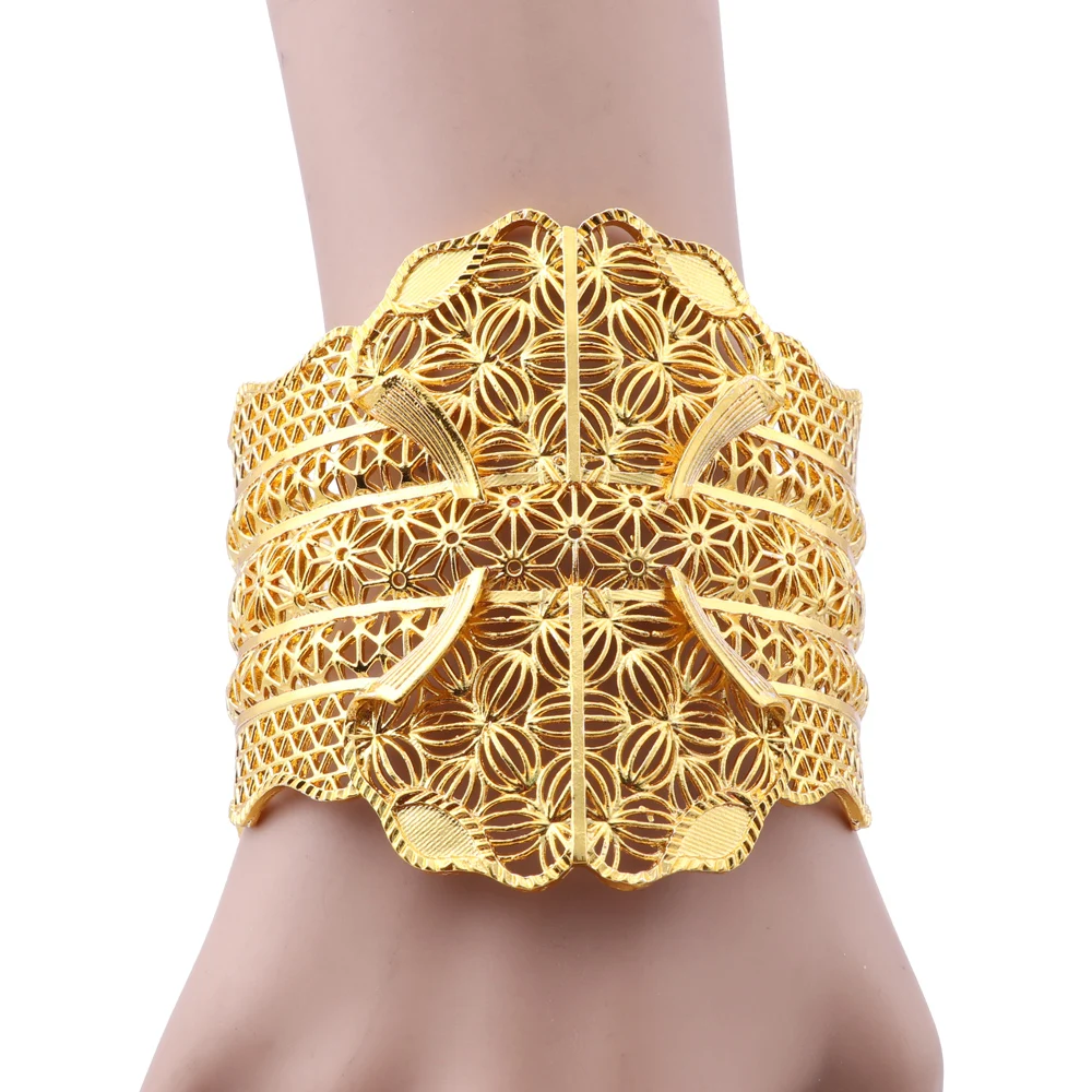 Premium Photo | A gold bracelet with a stone design on the top.