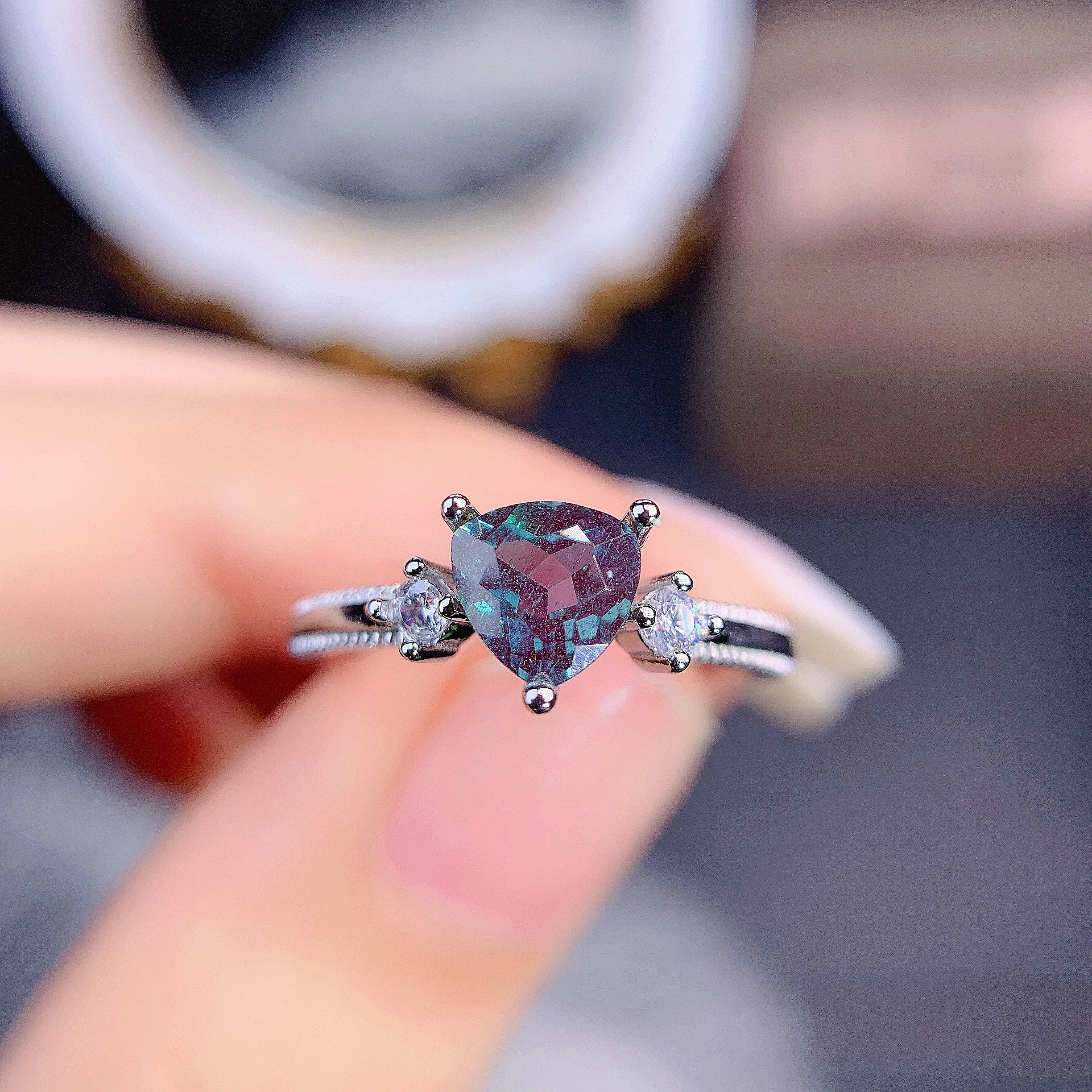 

Кольцо из драгоценного камня александритового цвета